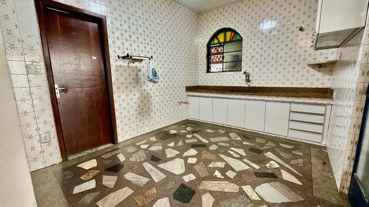 Casa, Planalto, 6 Quartos, 5 Vagas, 1 Suíte