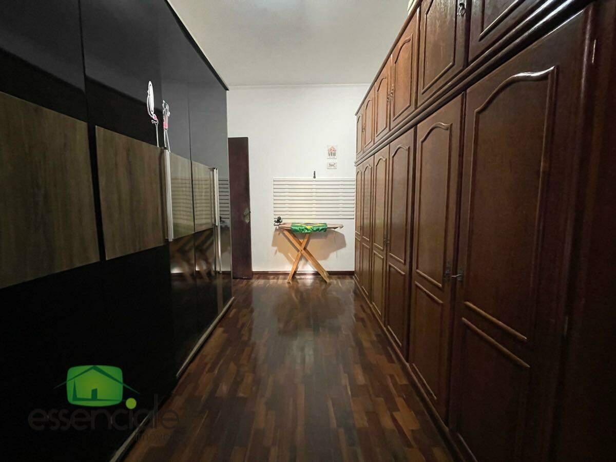 Casa, Santa Cruz Industrial, 3 Quartos, 5 Vagas, 1 Suíte