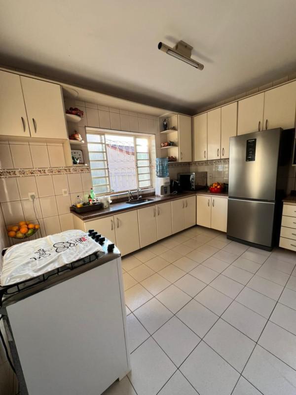 Casa, Arvoredo, 4 Quartos, 6 Vagas, 1 Suíte