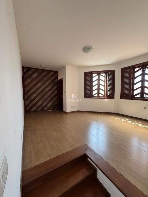 Casa, Castelo, 5 Quartos, 14 Vagas, 1 Suíte