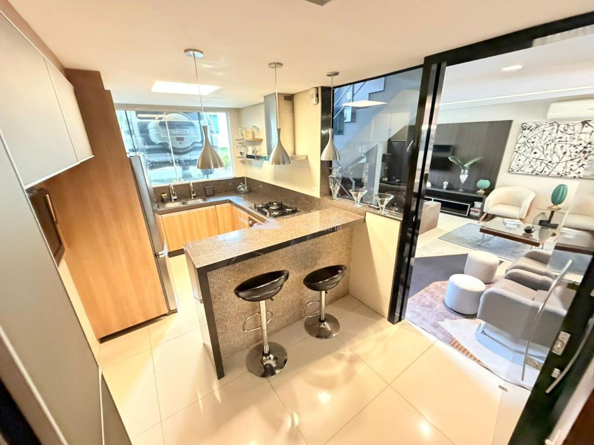 Casa, Trevo, 4 Quartos, 2 Vagas, 2 Suítes