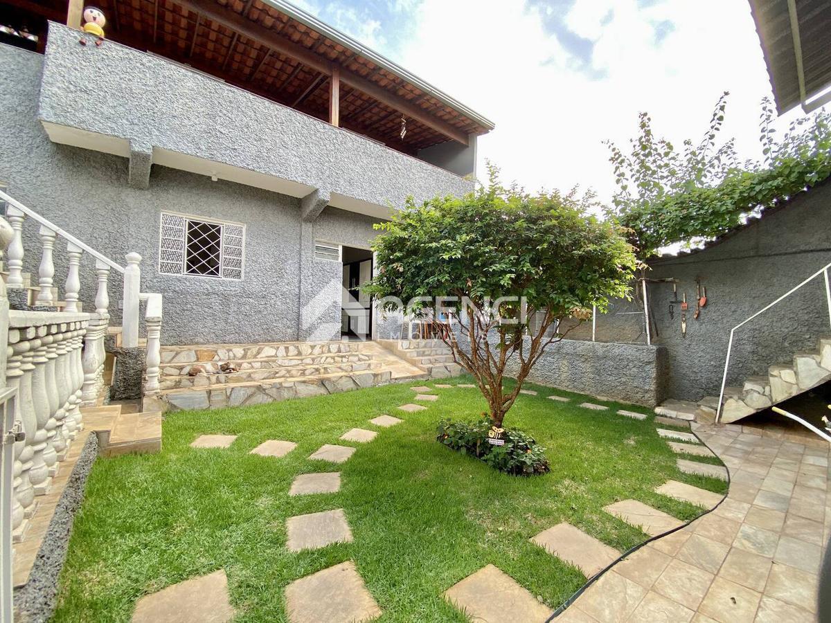 Casa, Santa Maria, 5 Quartos, 0 Vaga, 3 Suítes