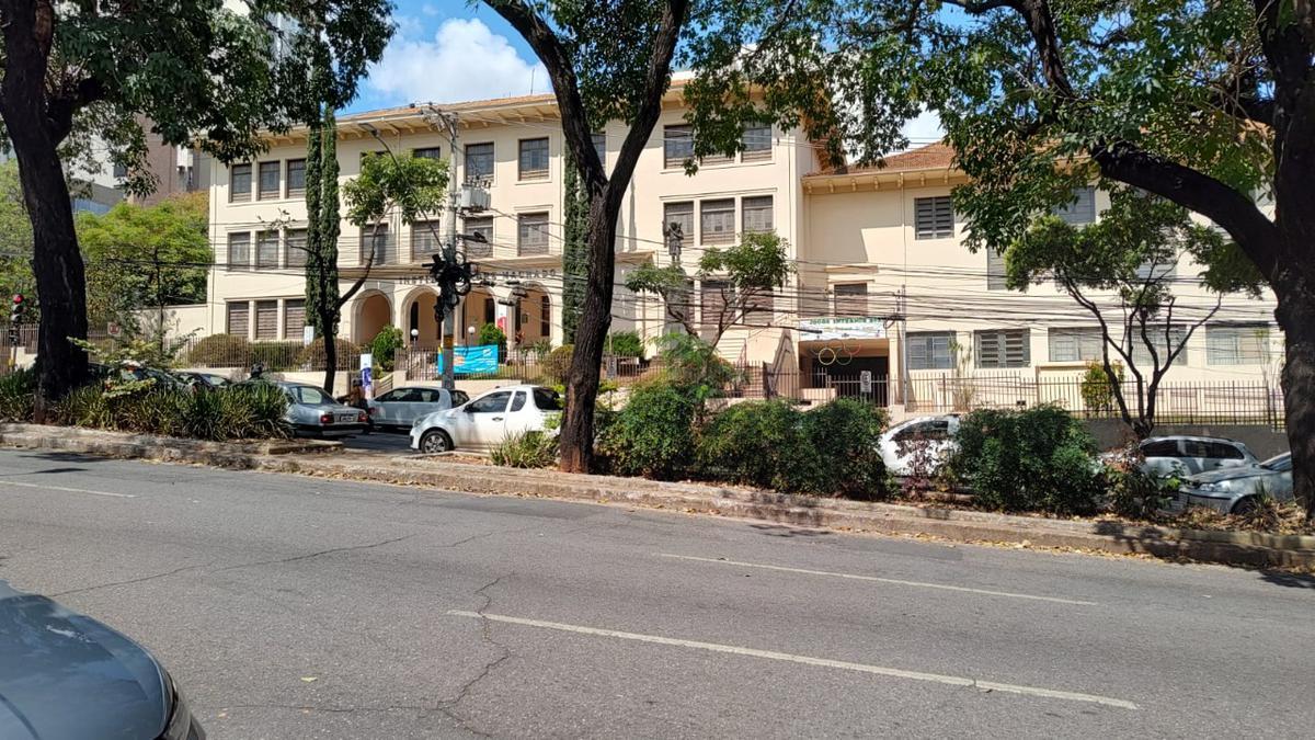 Casa, Funcionários, 11 Quartos, 3 Vagas