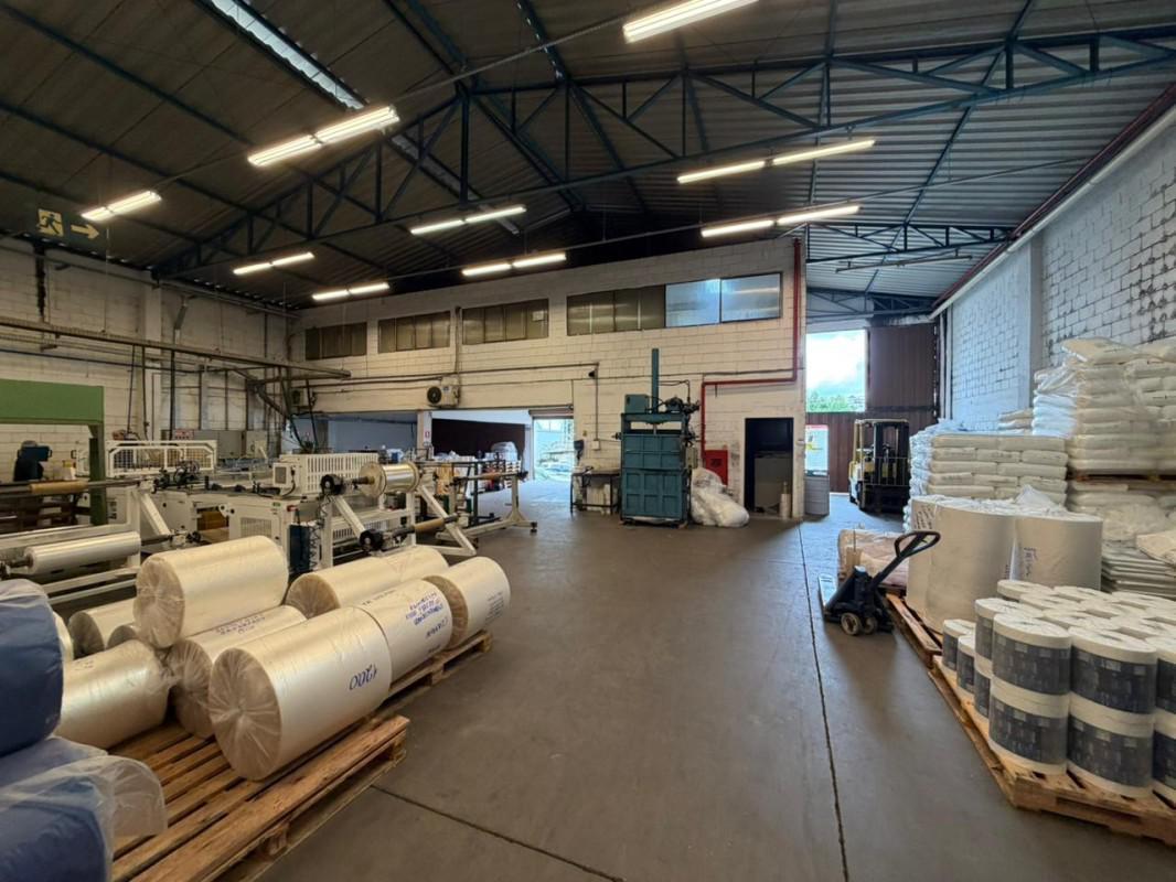 Galpão, Serrano, 0 Quarto, 10 Vagas