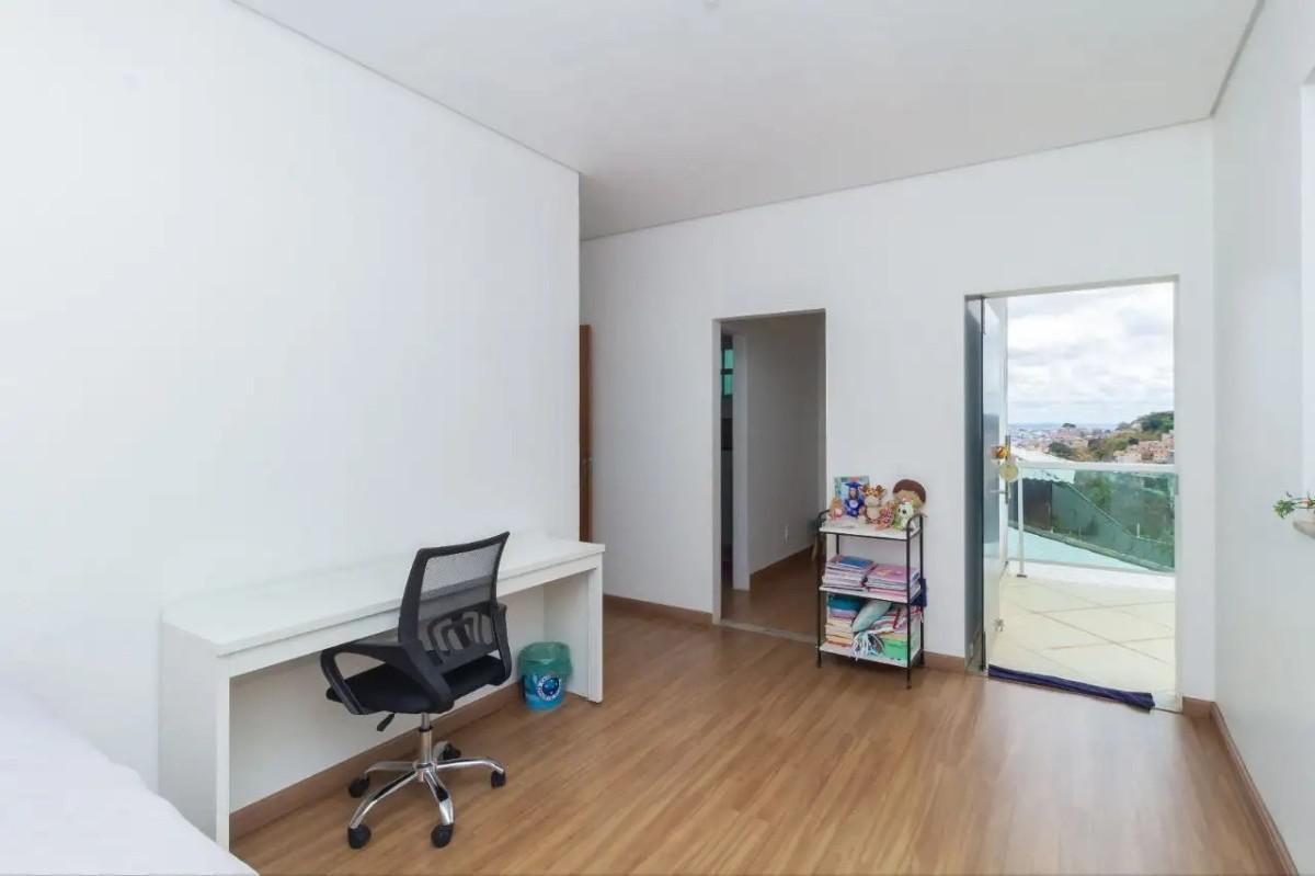 Casa, Estoril, 4 Quartos, 3 Vagas, 4 Suítes