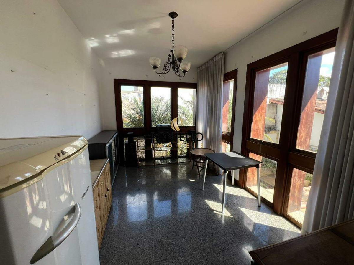 Casa, Centro, 7 Quartos, 0 Vaga, 3 Suítes