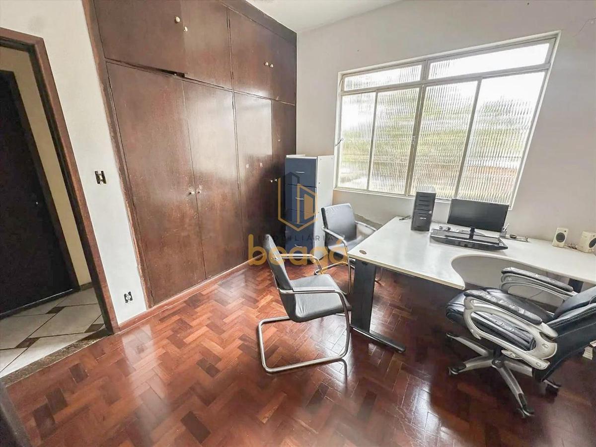 Casa, Califórnia, 4 Quartos, 8 Vagas, 1 Suíte