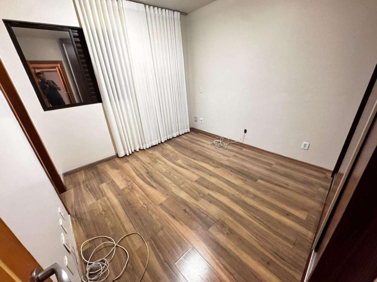 Apartamento, Sagrada Família, 3 Quartos, 4 Vagas, 1 Suíte