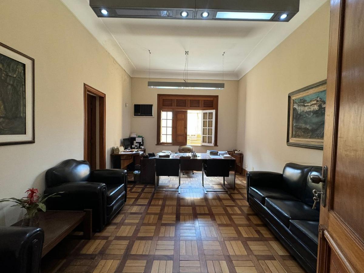 Casa, Funcionários, 10 Quartos, 30 Vagas, 5 Suítes