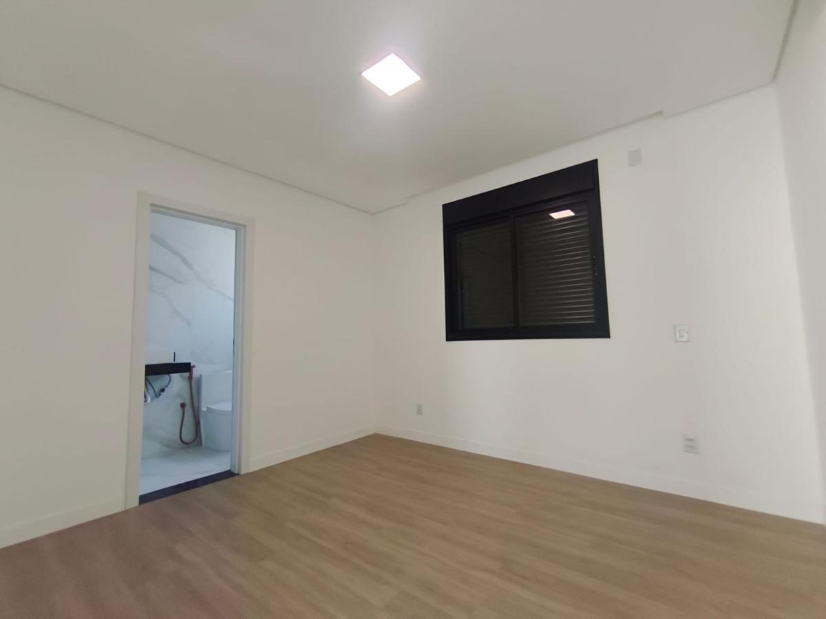 Casa, Trevo, 4 Quartos, 4 Vagas, 3 Suítes