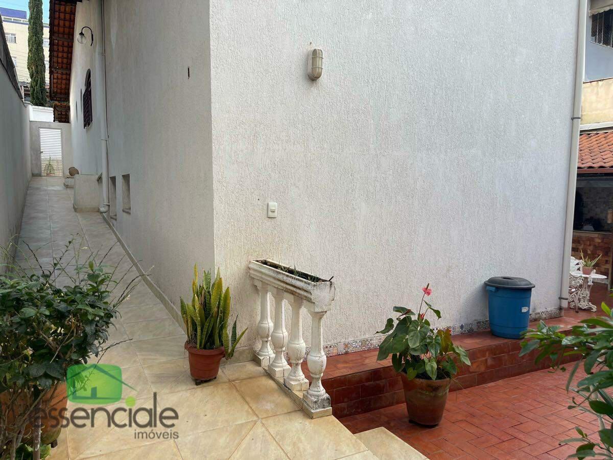 Casa, Santa Cruz Industrial, 3 Quartos, 5 Vagas, 1 Suíte