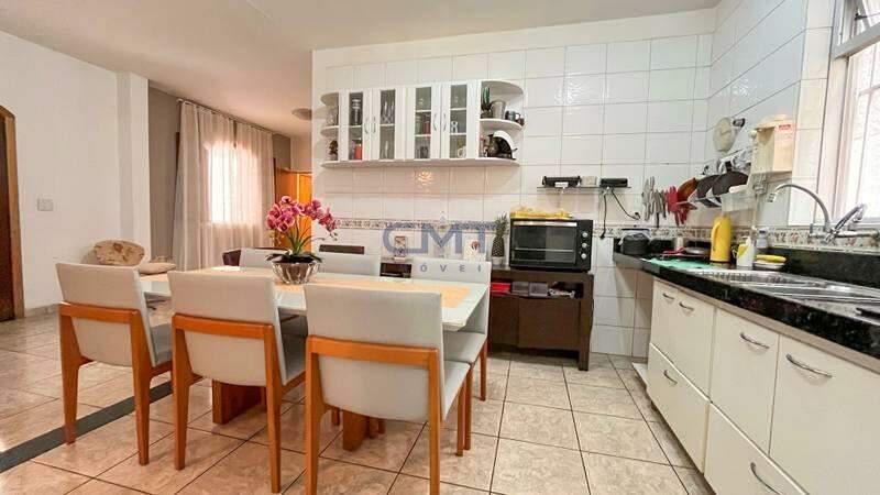 Casa, Buritis, 5 Quartos, 0 Vaga, 1 Suíte