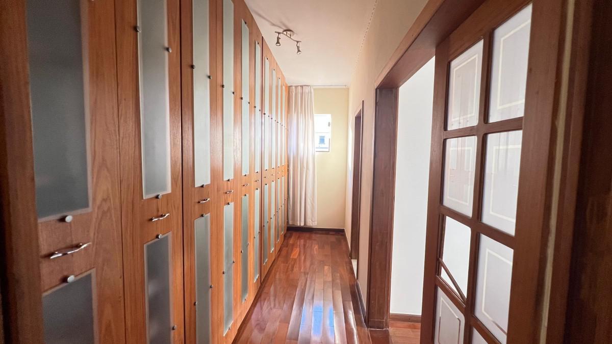 Casa, Castelo, 4 Quartos, 6 Vagas, 2 Suítes