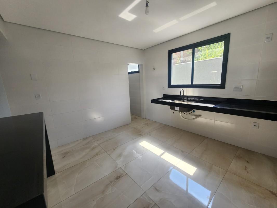 Casa, Cabral, 3 Quartos, 4 Vagas, 1 Suíte