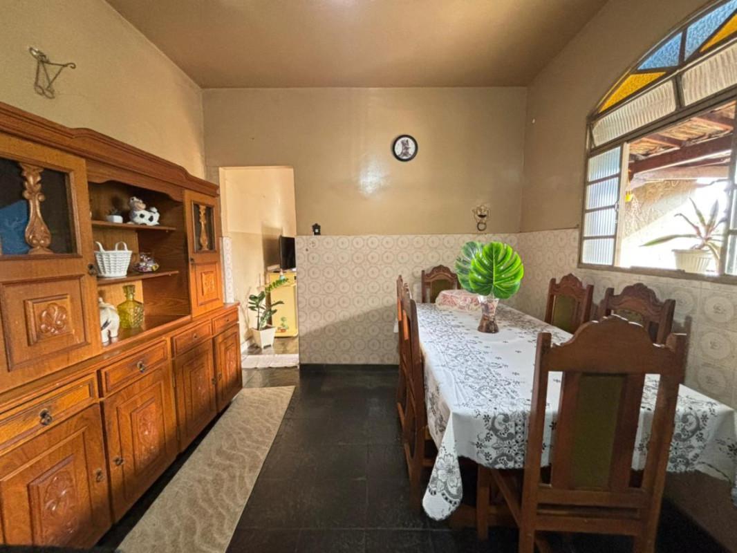 Casa, Sagrada Família, 2 Quartos, 8 Vagas