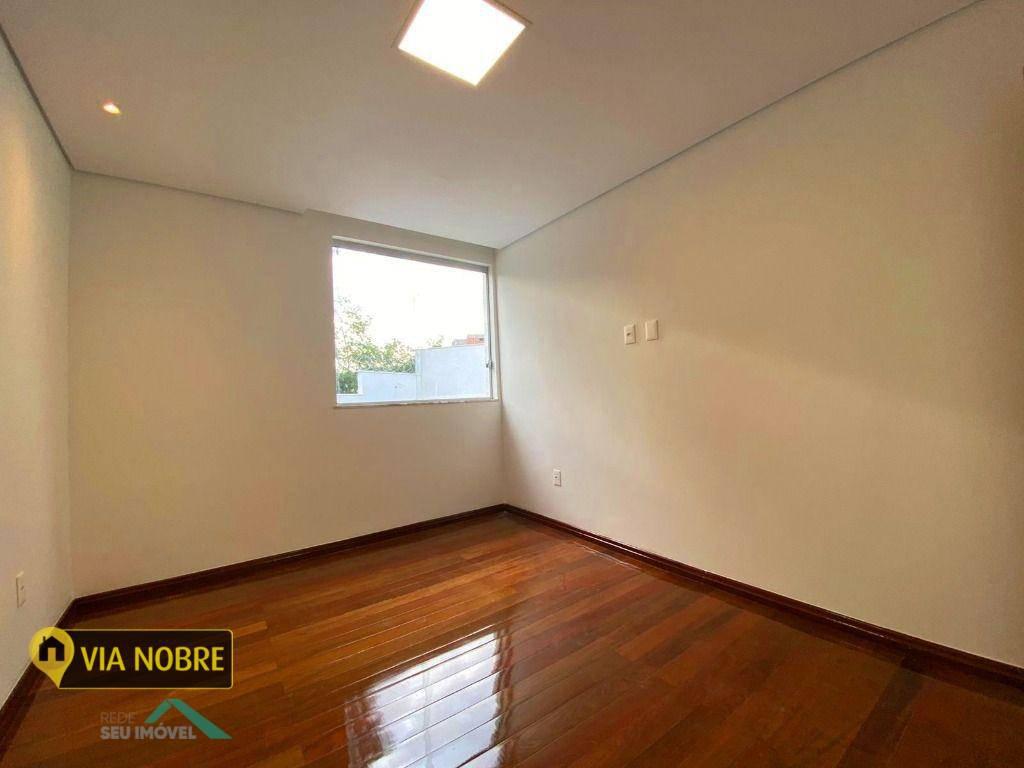 Casa, Estoril, 3 Quartos, 4 Vagas, 1 Suíte