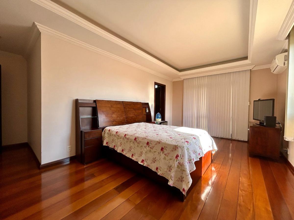 Casa, Castelo, 4 Quartos, 4 Vagas, 1 Suíte