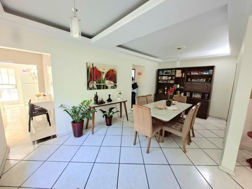 Casa, Letícia, 3 Quartos, 8 Vagas, 1 Suíte