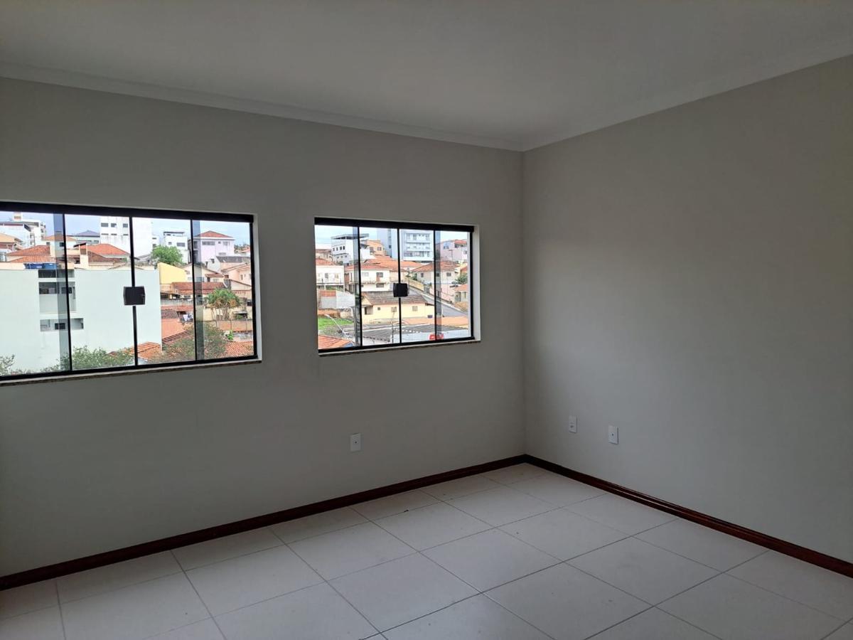 Prédio, Centro, 3 Quartos, 0 Vaga, 1 Suíte