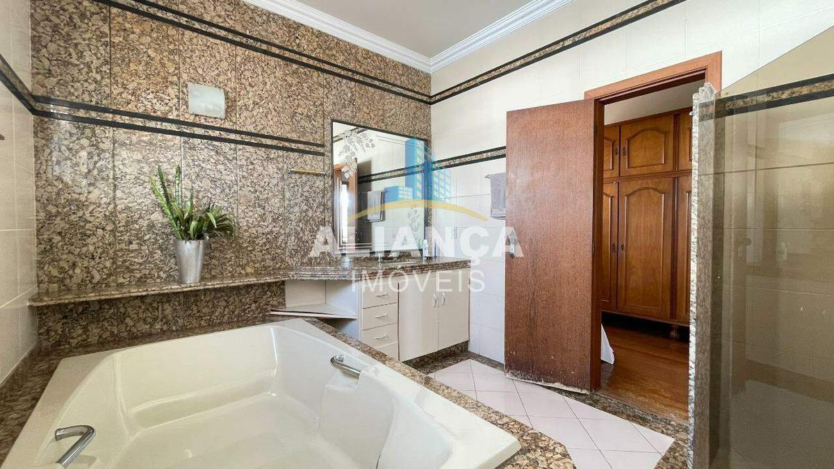 Casa, Centro, 4 Quartos, 2 Vagas, 3 Suítes