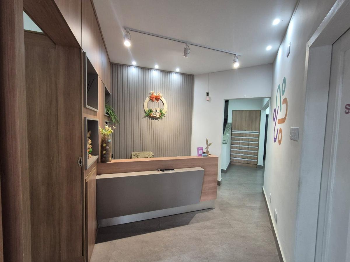 Casa, Funcionários, 5 Quartos, 2 Vagas, 1 Suíte