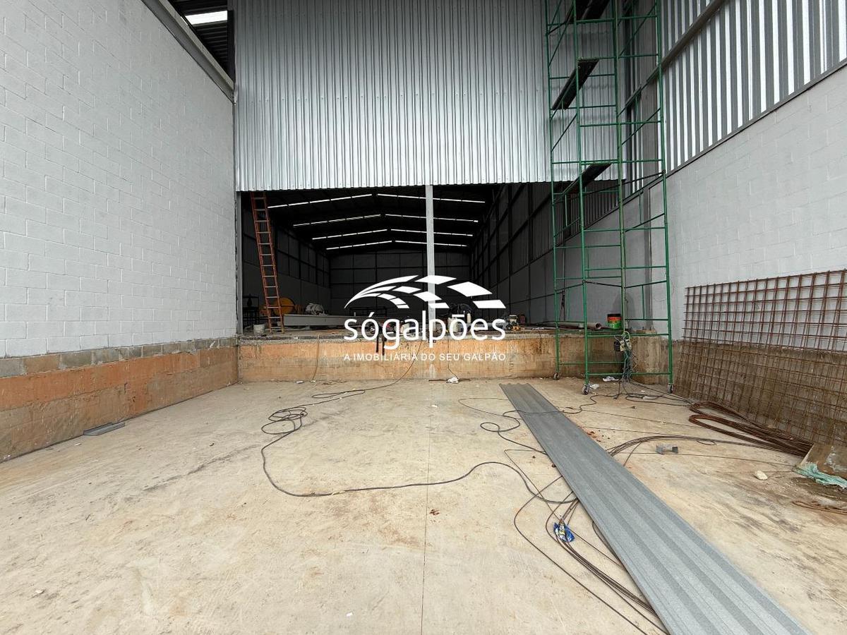 Galpão, Bandeirinhas, 12 Vagas