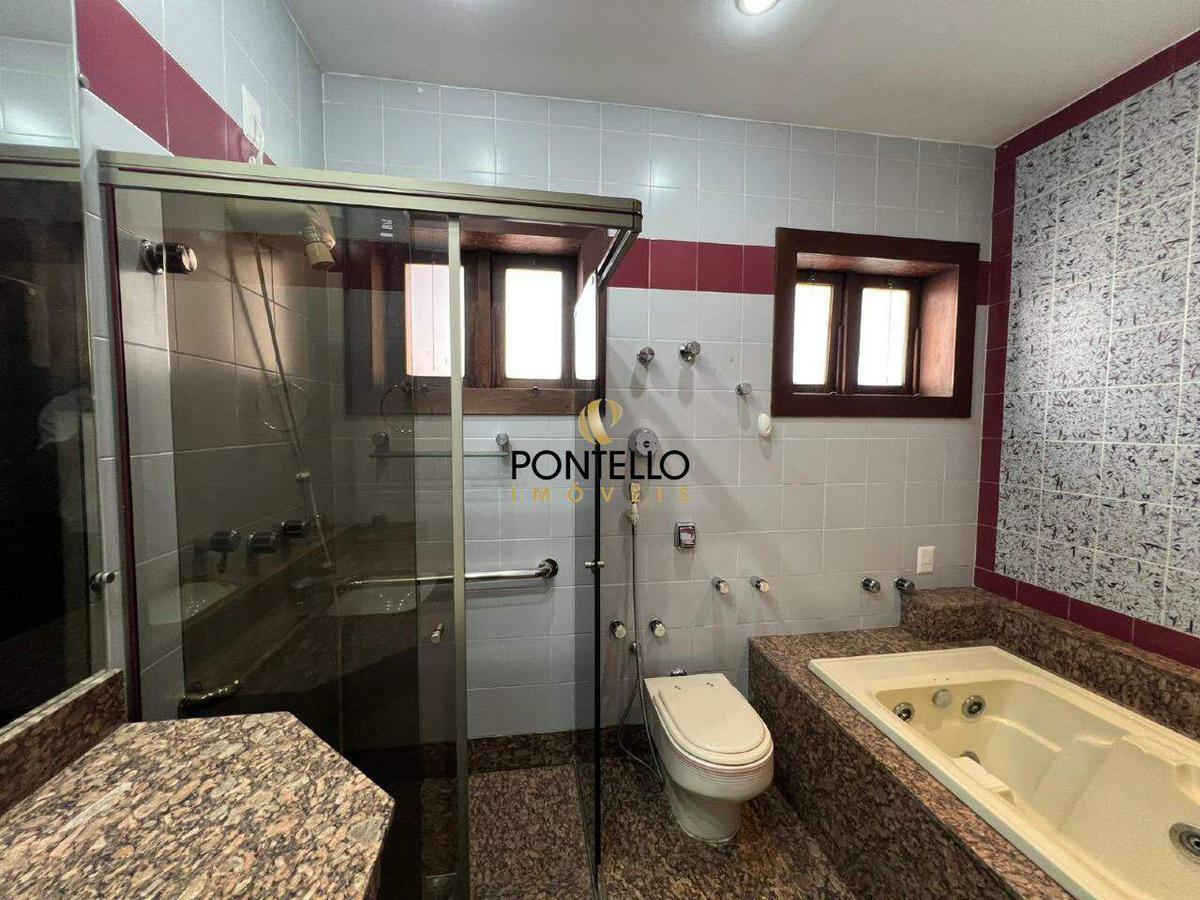 Casa, Centro, 7 Quartos, 0 Vaga, 3 Suítes