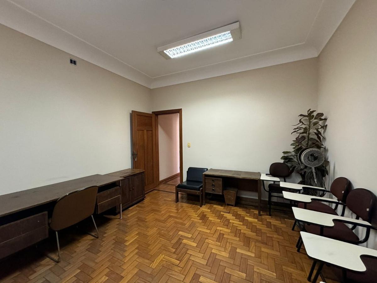 Casa, Funcionários, 10 Quartos, 30 Vagas, 5 Suítes