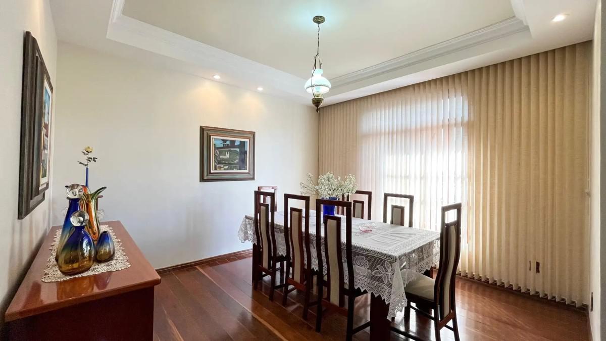 Casa, Luxemburgo, 5 Quartos, 4 Vagas, 2 Suítes