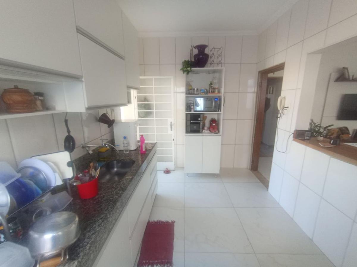 Casa, Santa Cruz, 3 Quartos, 8 Vagas, 1 Suíte