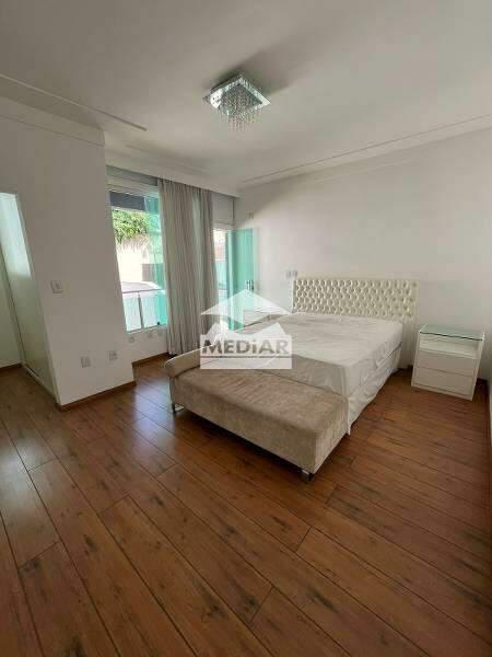 Casa, Castelo, 4 Quartos, 8 Vagas, 4 Suítes