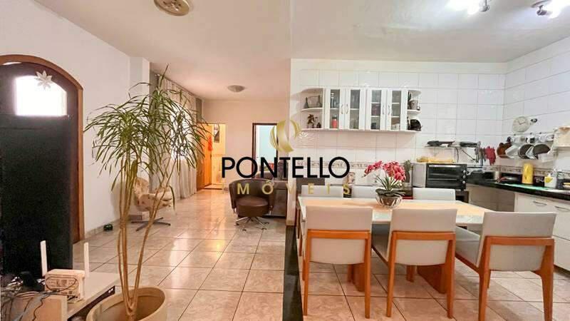 Casa, Buritis, 5 Quartos, 0 Vaga, 1 Suíte