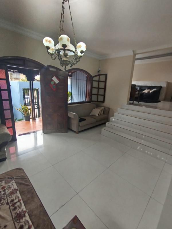 Casa, Castelo, 3 Quartos, 4 Vagas, 1 Suíte