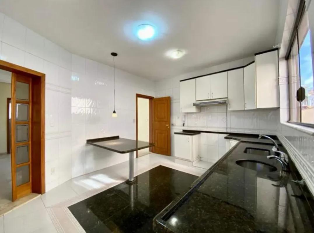 Casa, Castelo, 4 Quartos, 6 Vagas, 1 Suíte