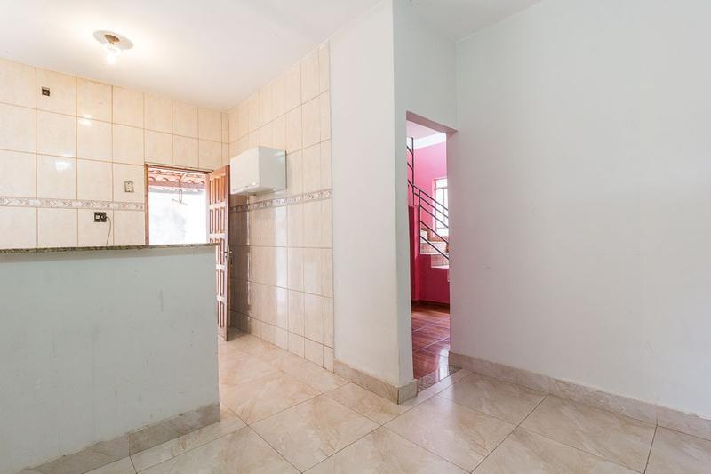 Casa, Califórnia, 4 Quartos, 2 Vagas, 1 Suíte