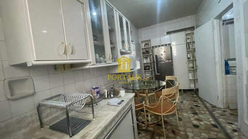 Apartamento, Centro, 4 Quartos, 0 Vaga, 1 Suíte