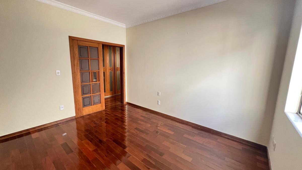 Casa, Castelo, 4 Quartos, 6 Vagas, 2 Suítes