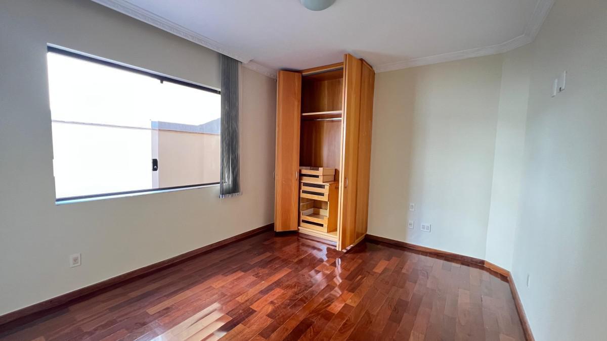 Casa, Castelo, 4 Quartos, 6 Vagas, 2 Suítes