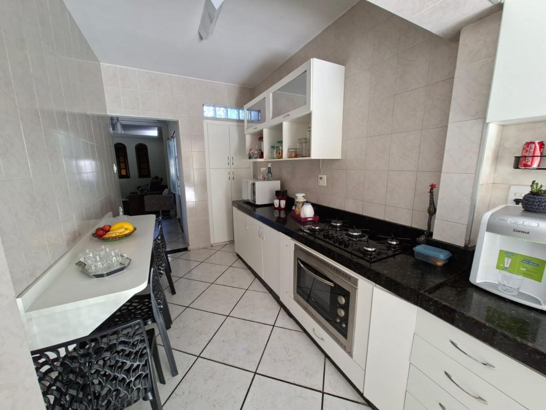 Casa, Letícia, 3 Quartos, 8 Vagas, 1 Suíte