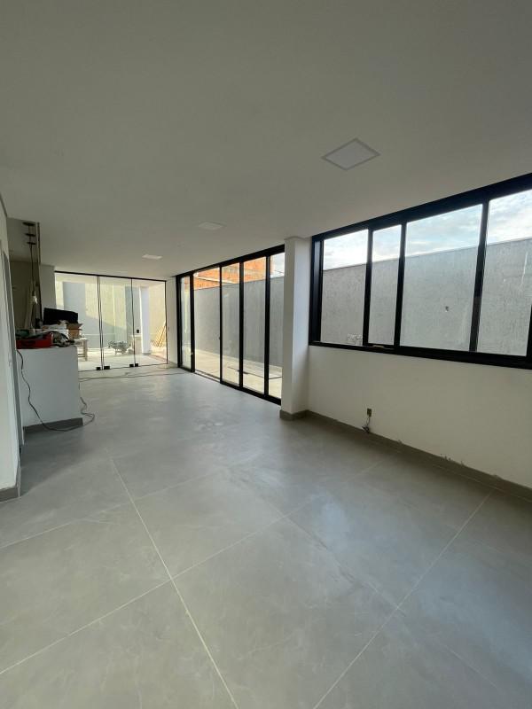 Casa, Trevo, 4 Quartos, 2 Vagas, 3 Suítes