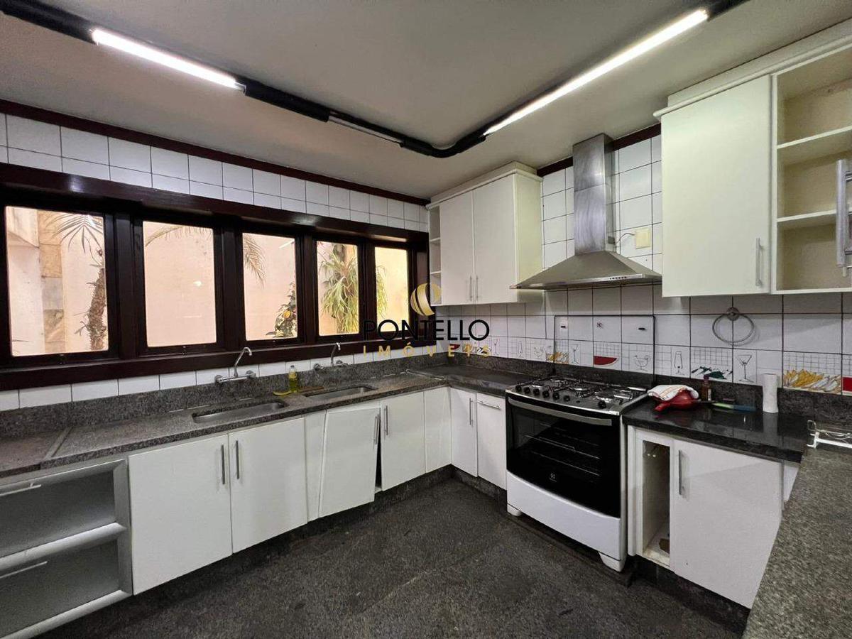 Casa, Centro, 7 Quartos, 0 Vaga, 3 Suítes