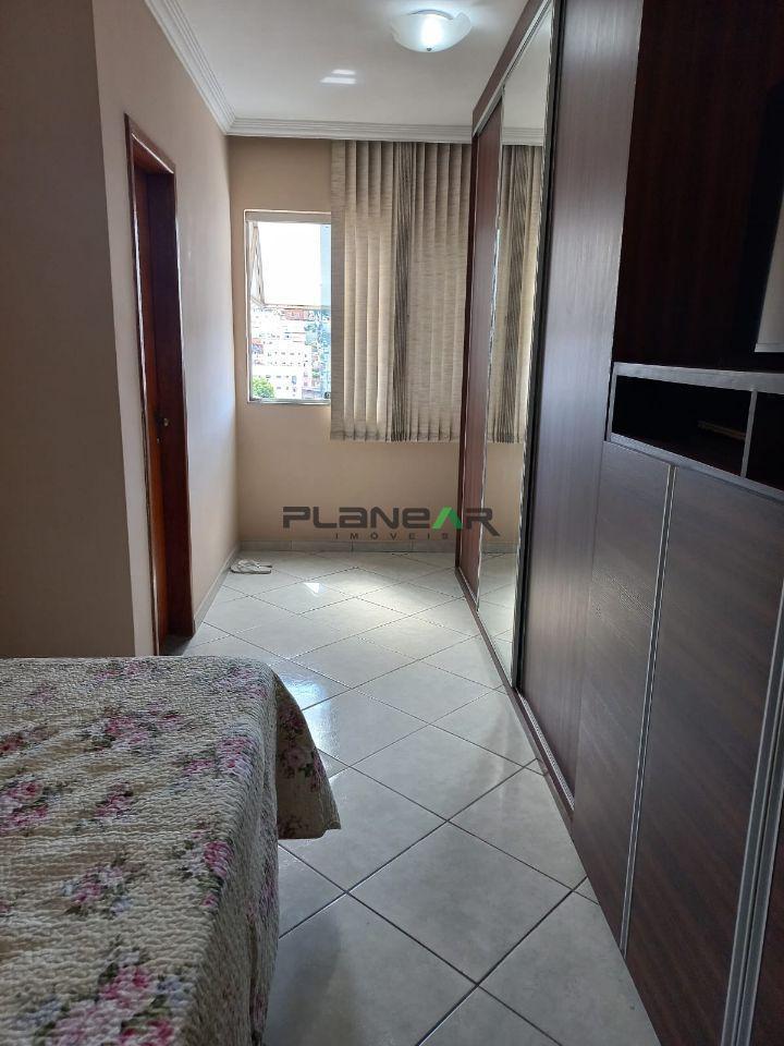 Casa, Santa Cruz Industrial, 3 Quartos, 2 Vagas, 1 Suíte