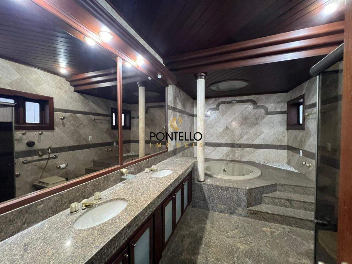 Casa, Centro, 7 Quartos, 0 Vaga, 3 Suítes