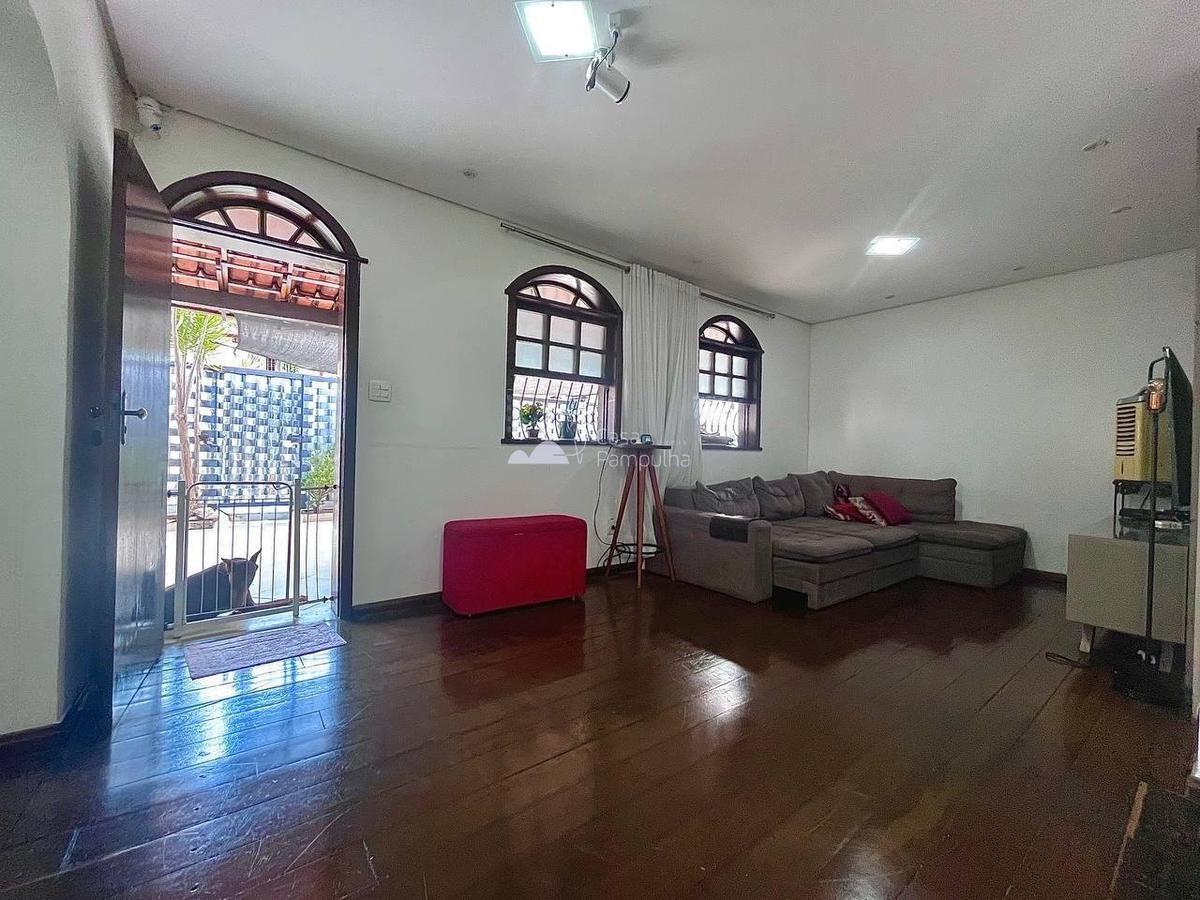 Casa, Santa Branca, 3 Quartos, 4 Vagas, 1 Suíte