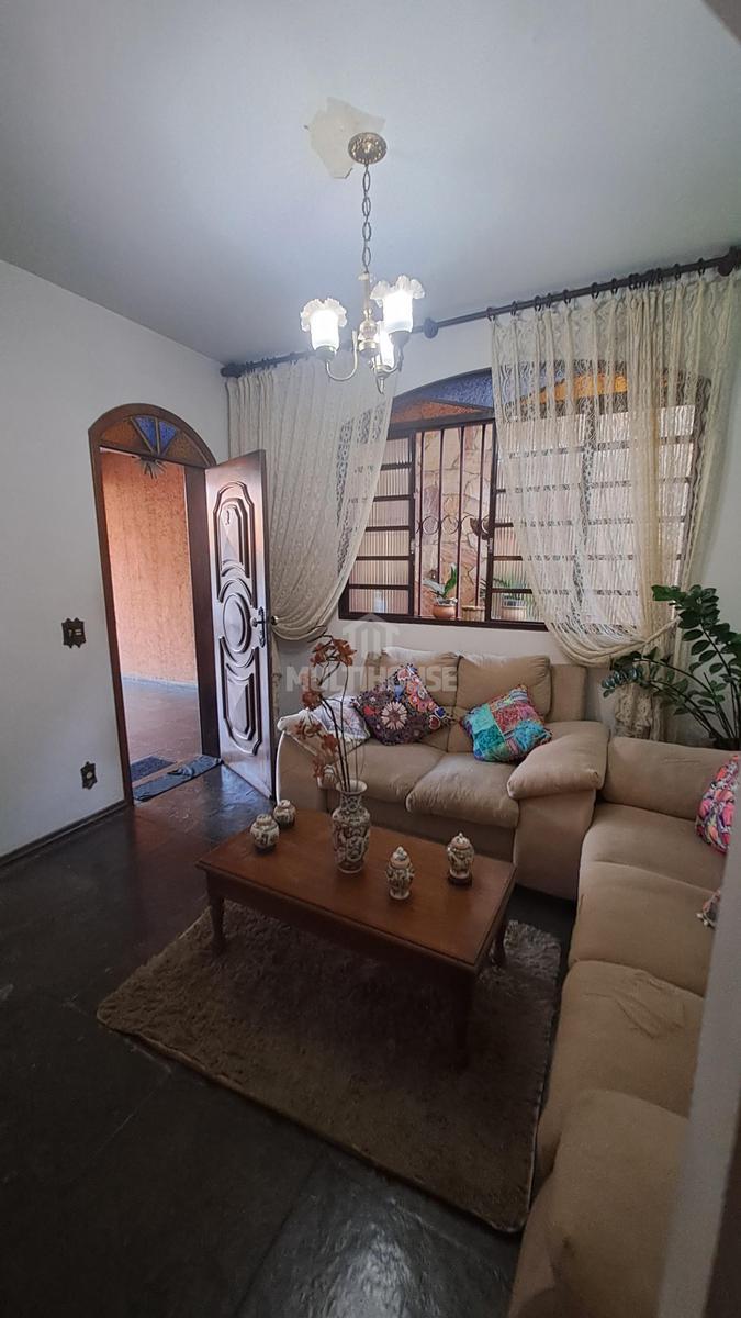 Casa, Vila Clóris, 3 Quartos, 4 Vagas, 1 Suíte