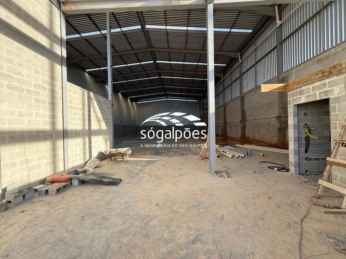Galpão, Bandeirinhas, 5 Vagas