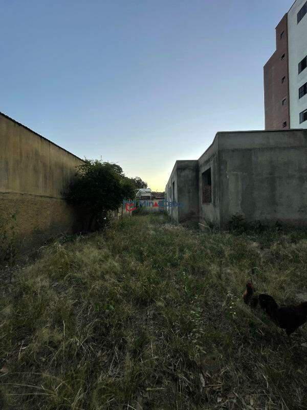 Casa, Funcionários, 4 Quartos, 10 Vagas, 1 Suíte