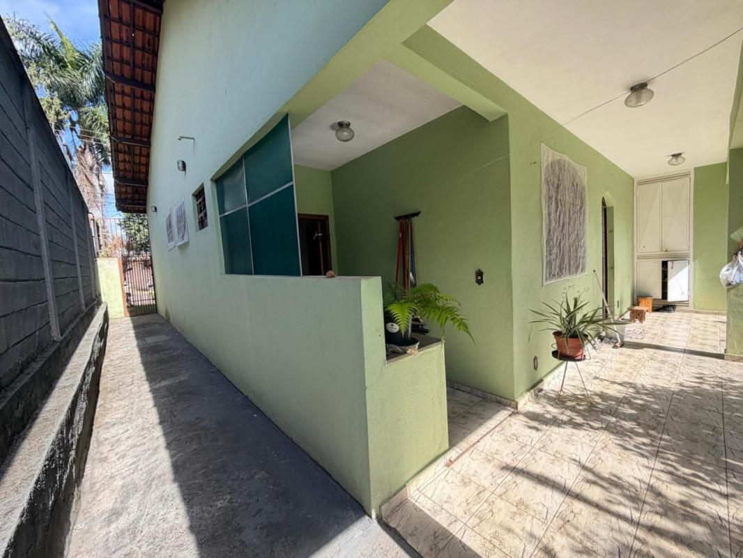 Casa, Castelo, 3 Quartos, 8 Vagas, 1 Suíte