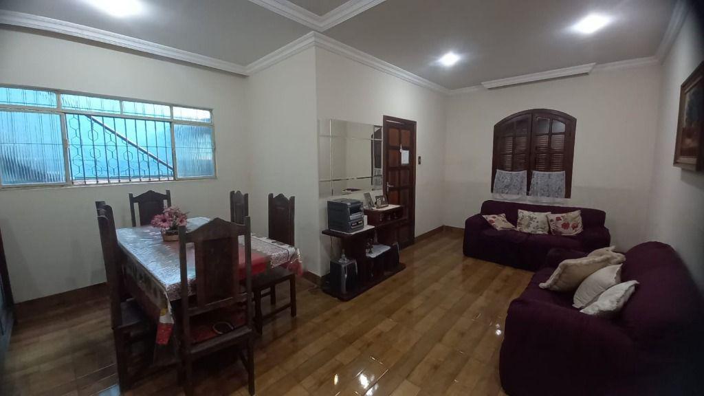 Casa, Centro, 6 Quartos, 0 Vaga, 1 Suíte