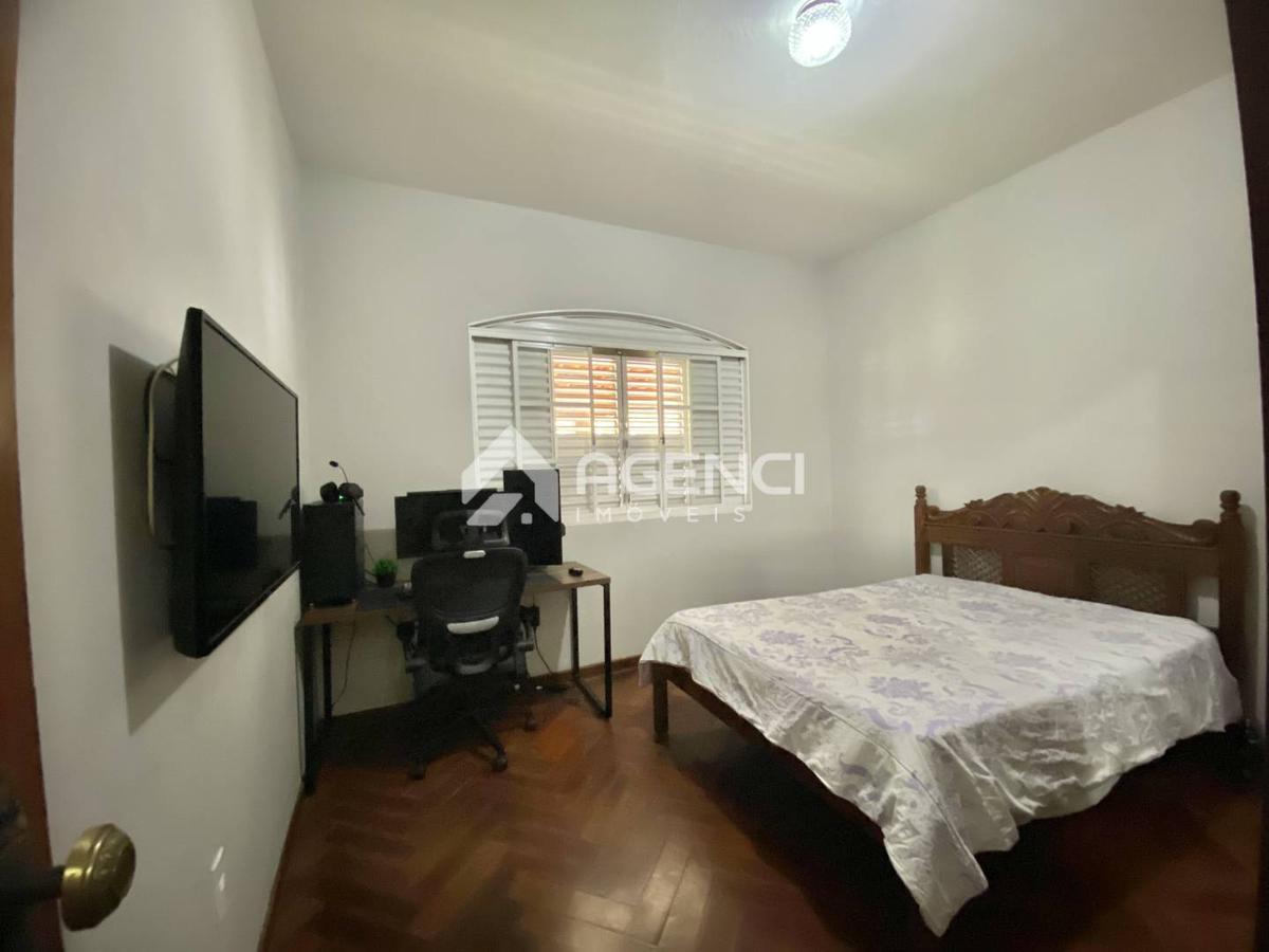 Casa, Camargos, 3 Quartos, 0 Vaga, 1 Suíte